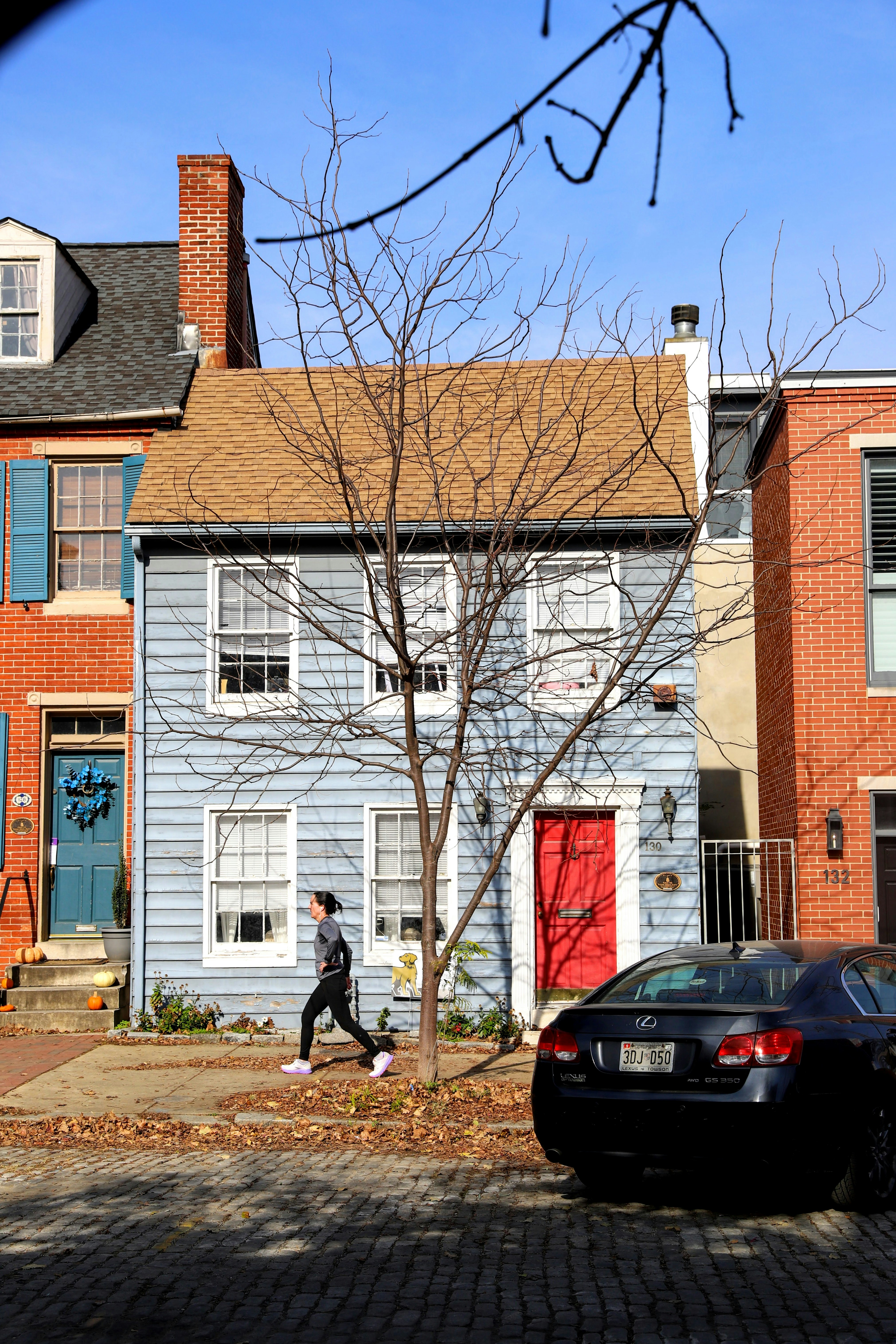 ein Auto, das am Straßenrand neben einem Baum geparkt ist