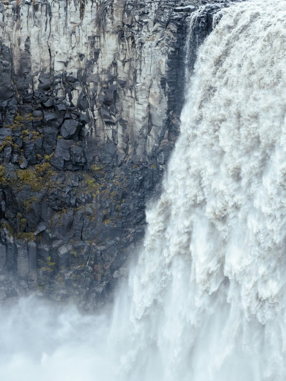 una cascata con una grande quantità di acqua che esce da essa