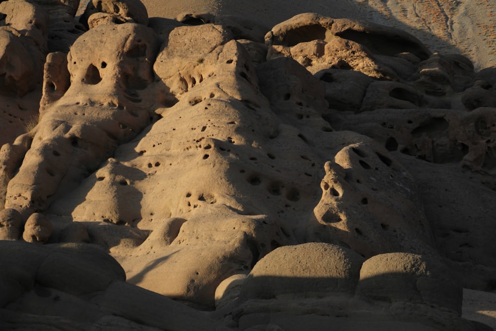 um castelo de areia feito de rochas e areia