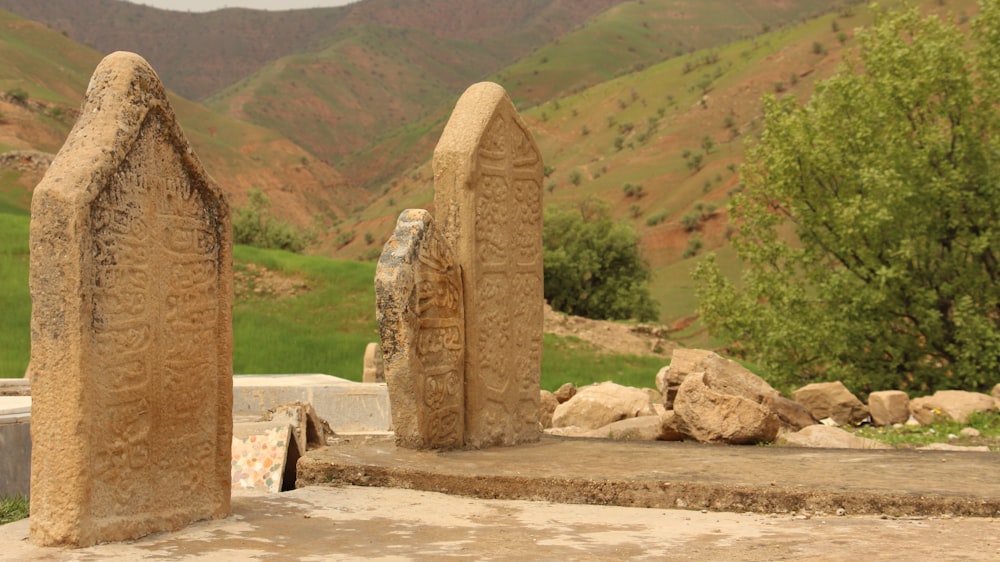 시멘트 슬래브 위에 앉아 있는 두 개의 돌 조각