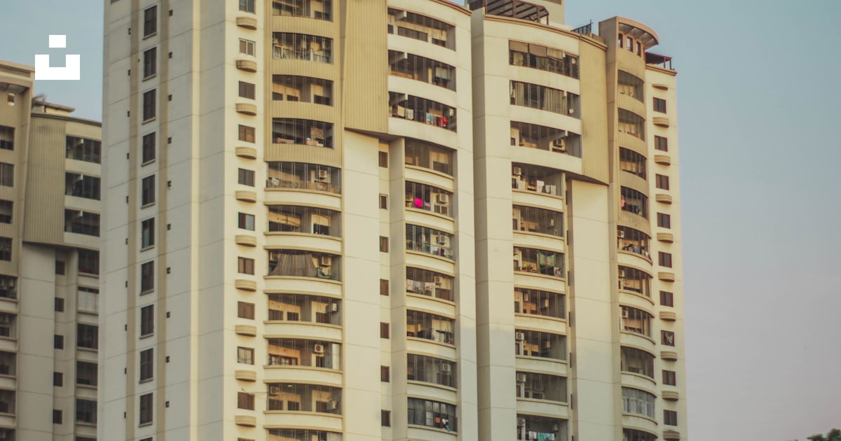 Un groupe de personnes debout devant un grand immeuble photo – Photo ...