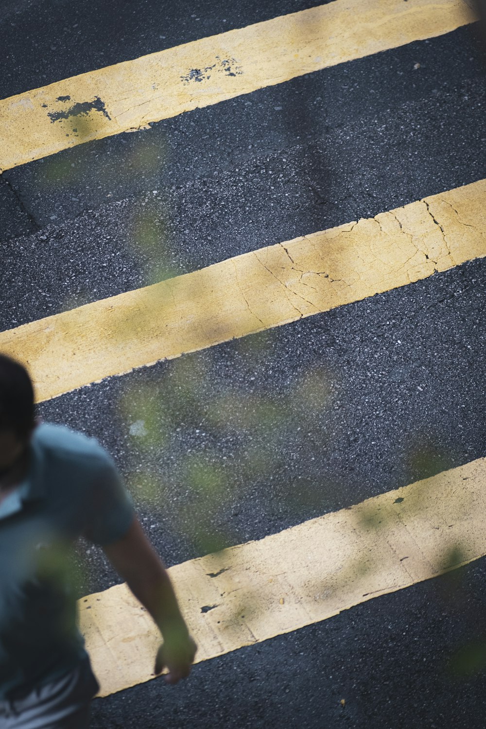 Ein Mann geht über eine Straße neben einem Zebrastreifen