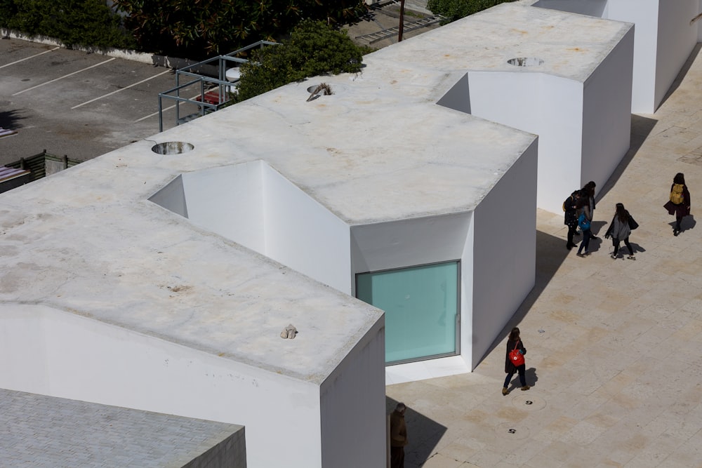 Un grupo de personas caminando alrededor de un edificio