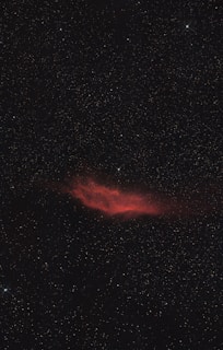 a very bright red object in the middle of the night sky