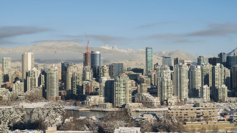 Vue panoramique de Vancouver avec montagnes enneigées en arrière-plan
