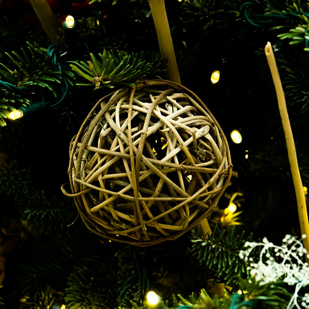 나무에 크리스마스 장식의 클로즈업