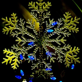 Minimalist blue snowflake icon symbolizing cold and refrigeration.