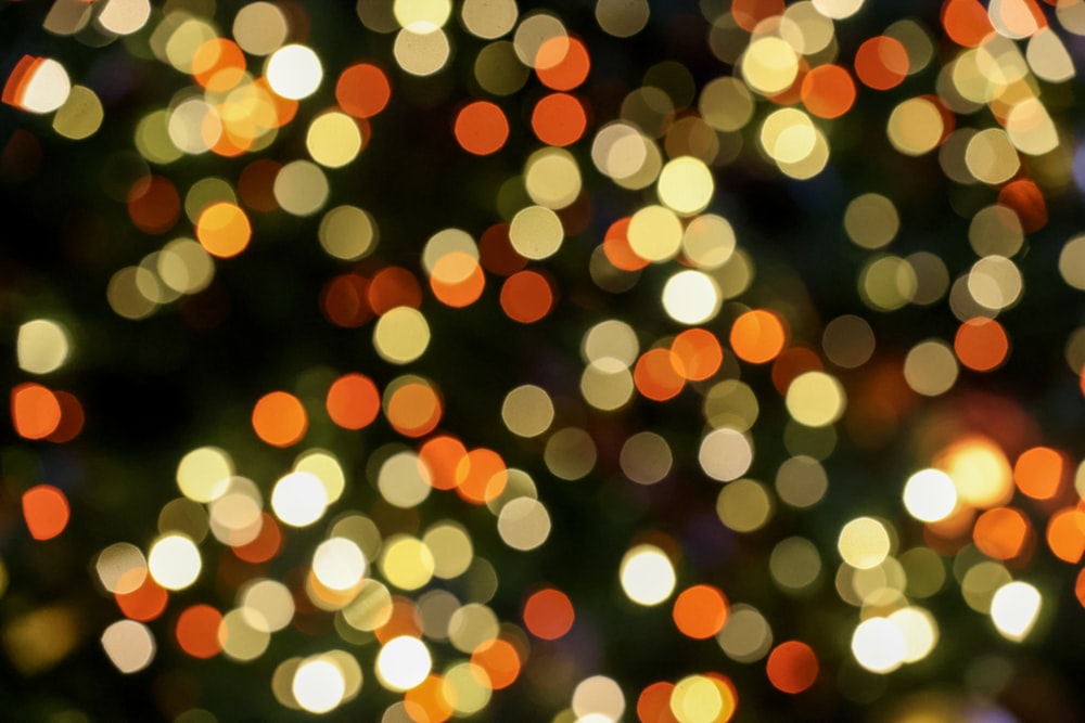 Une photo floue d’un sapin de Noël avec des lumières
