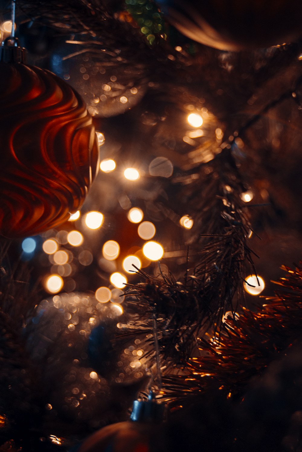 um close up de um enfeite de Natal em uma árvore