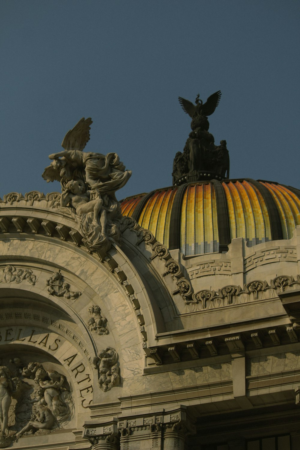 ein Gebäude mit einer Kuppel und Statuen auf der Spitze