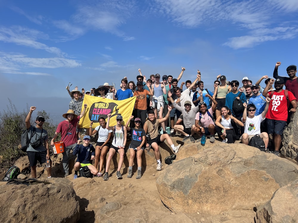 um grupo de pessoas em pé no topo de uma montanha