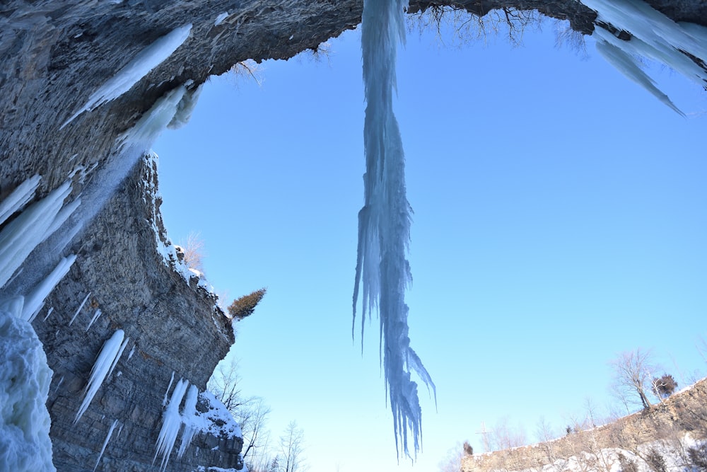 Una vista de hielo y carámbanos desde el interior de una cueva