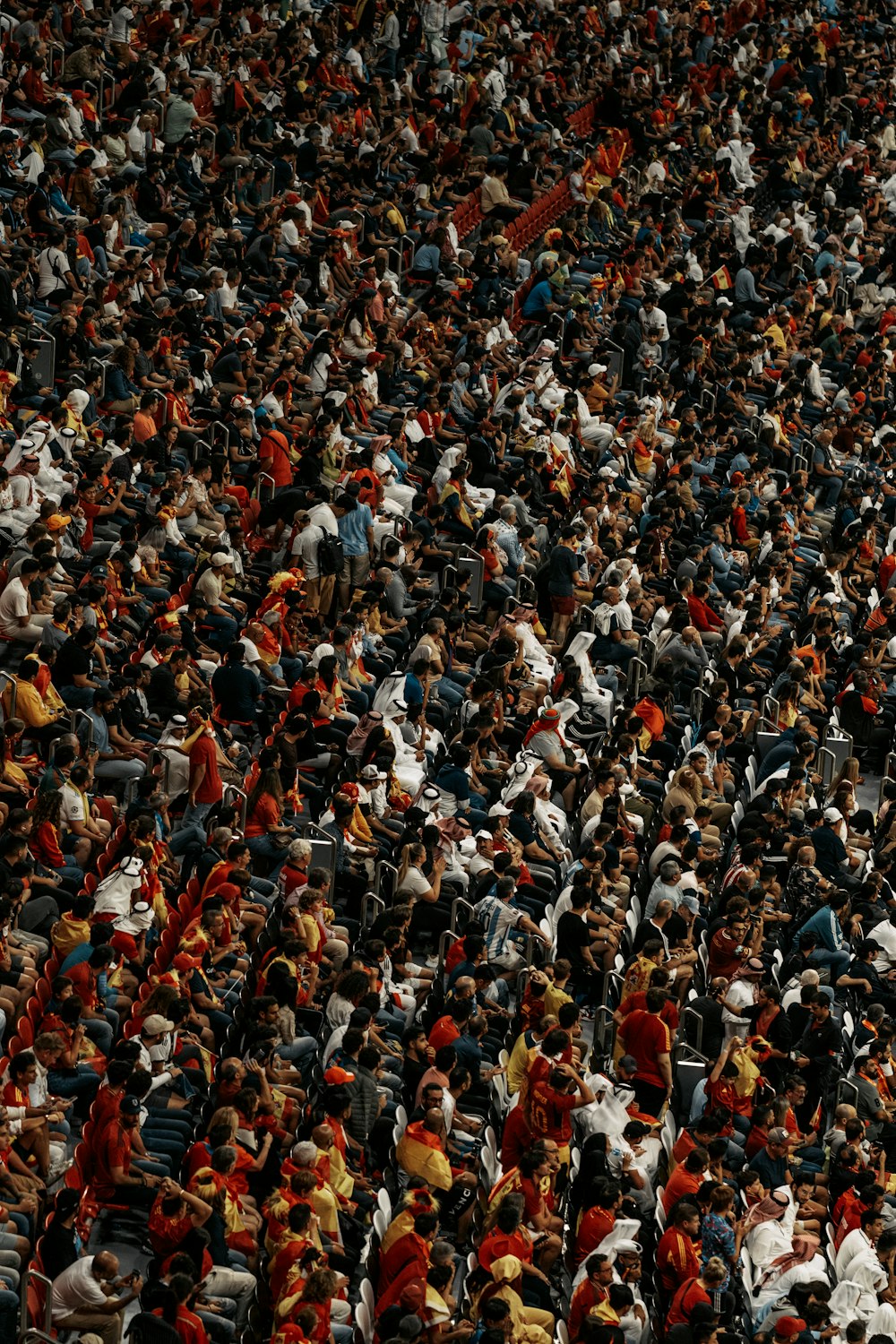 Un gran grupo de personas de pie en un estadio