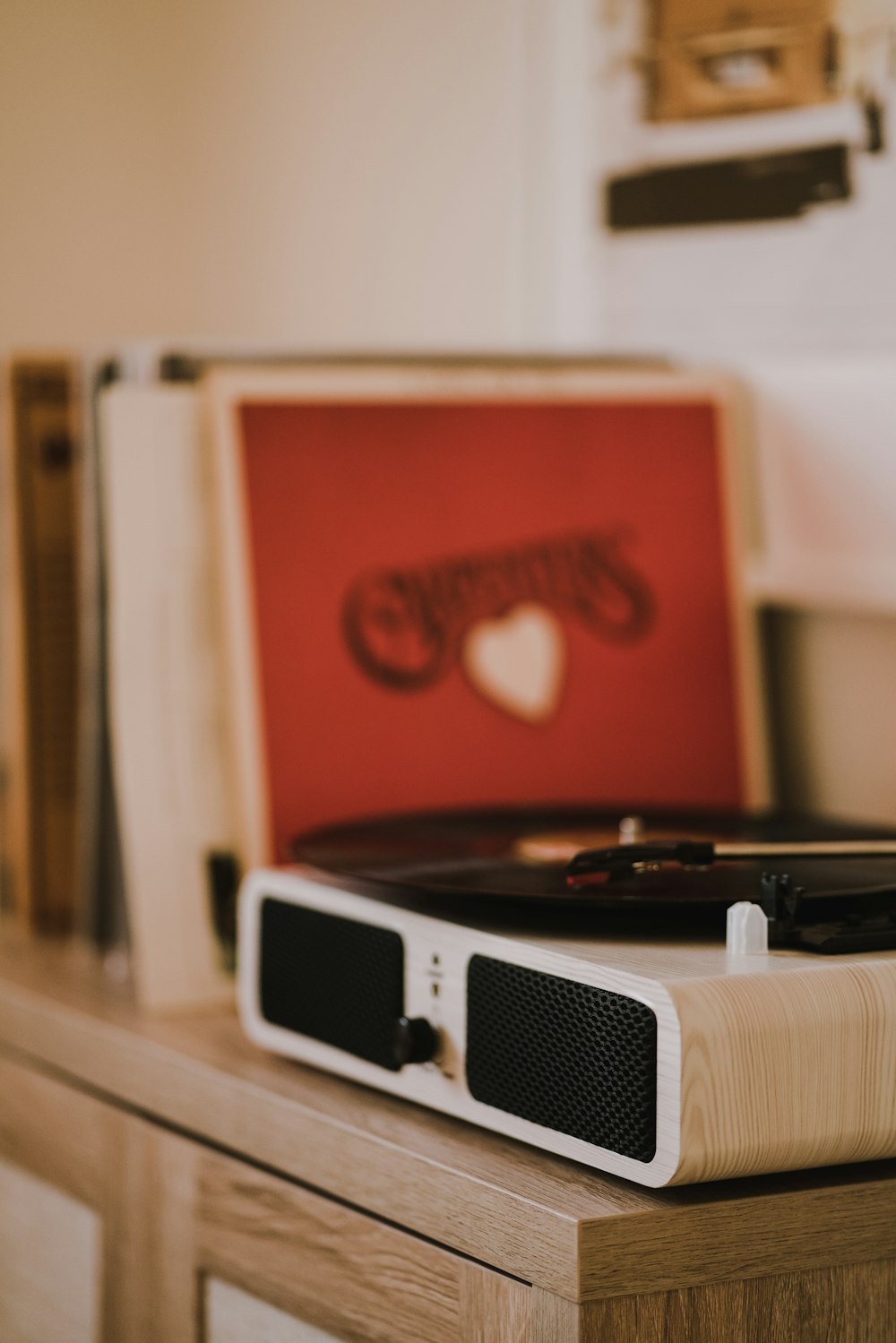 un tocadiscos sentado encima de una mesa de madera