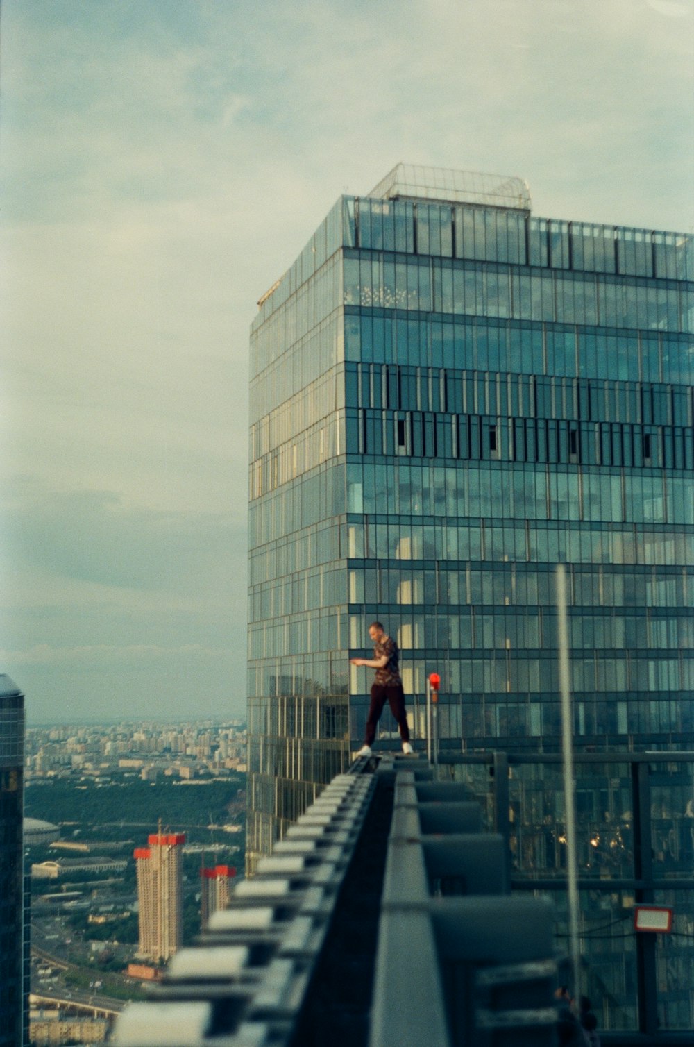 Un uomo in piedi sulla cima di un edificio alto
