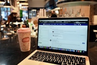 Livreur et cliente effectuant un paiement en espèces à la porte