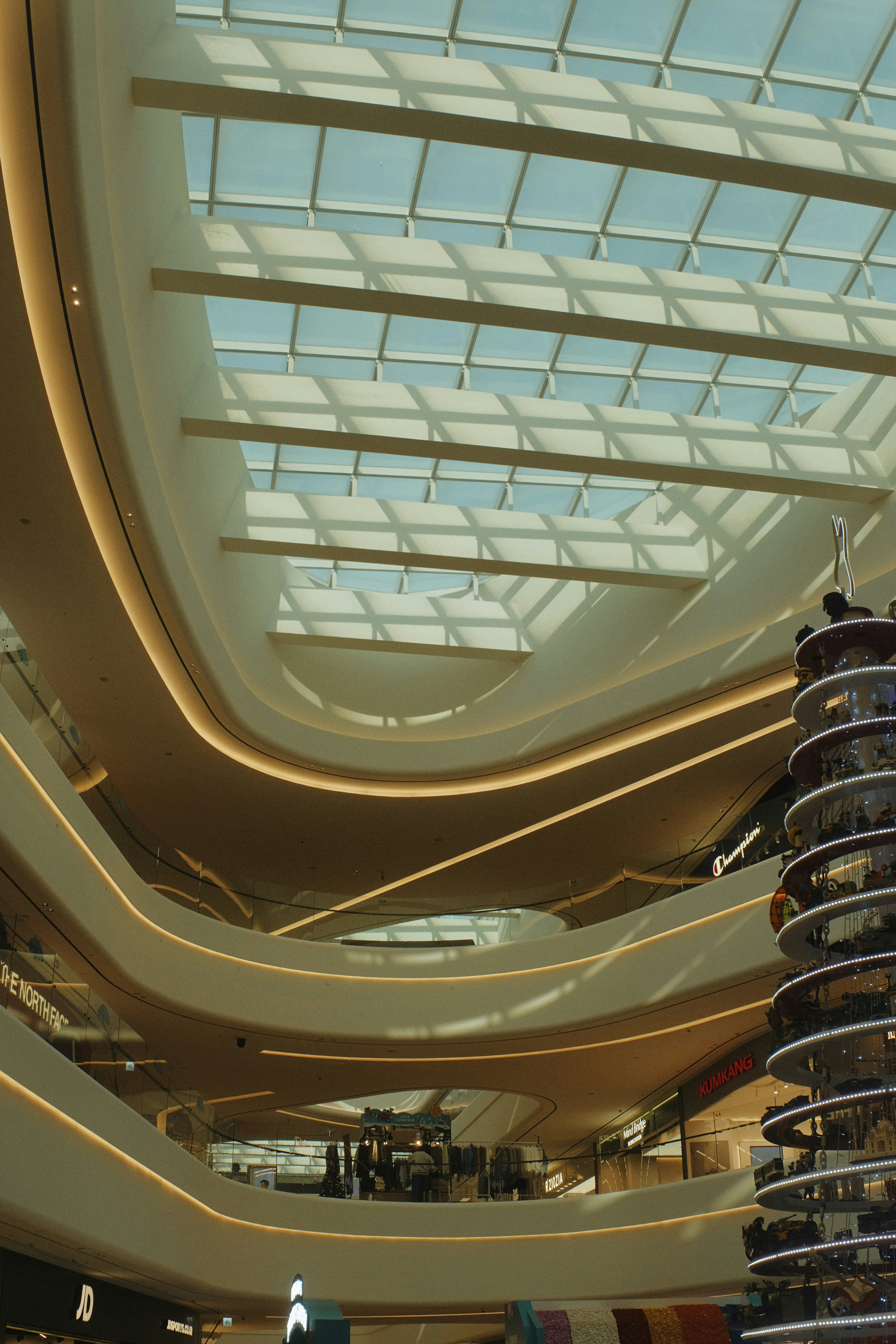 un gran atrio con una claraboya encima