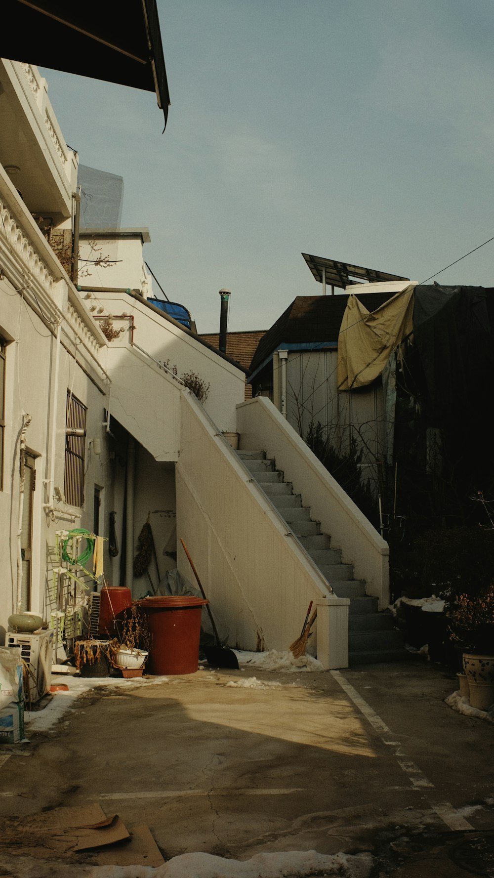 um conjunto de escadas que levam a uma casa