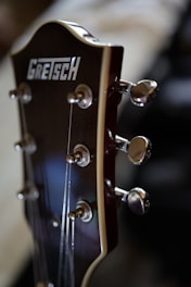 a close up of the heads of a guitar