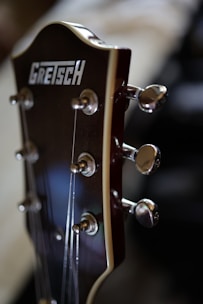 a close up of the heads of a guitar