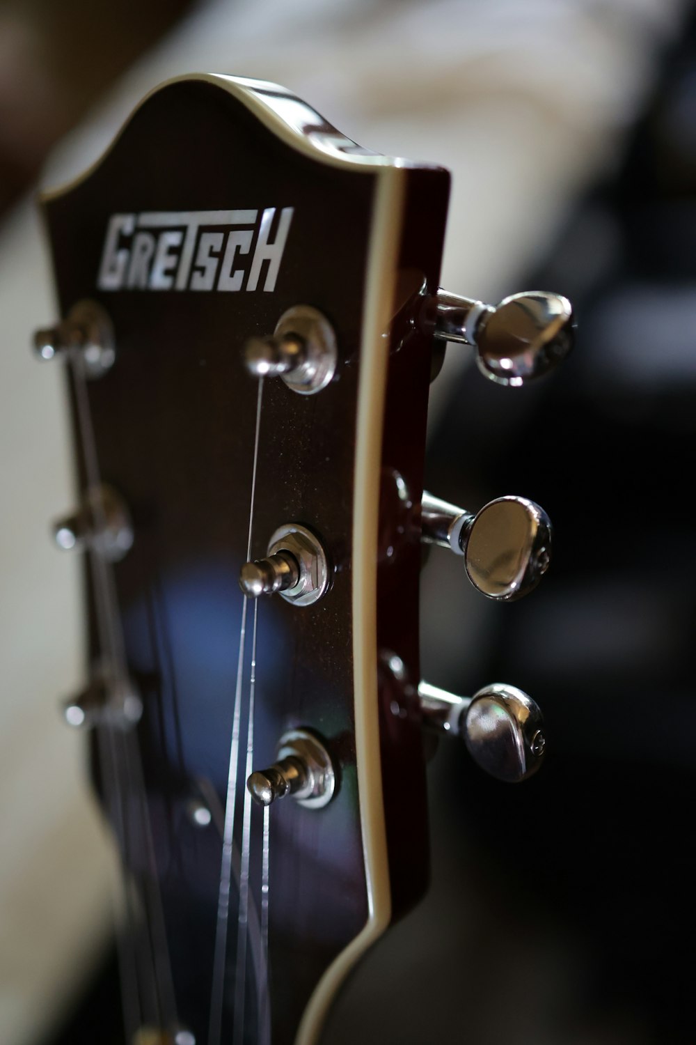 a close up of the heads of a guitar