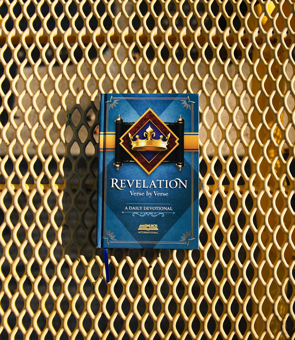 Ein blaues Buch, das auf einem Metallgitter sitzt