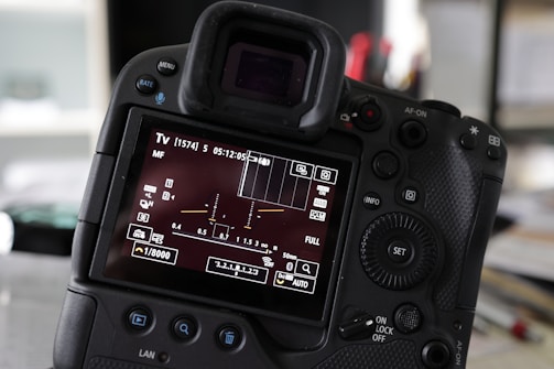 A close-up photo of a camera screen showing camera settings during a personalized photo workshop.