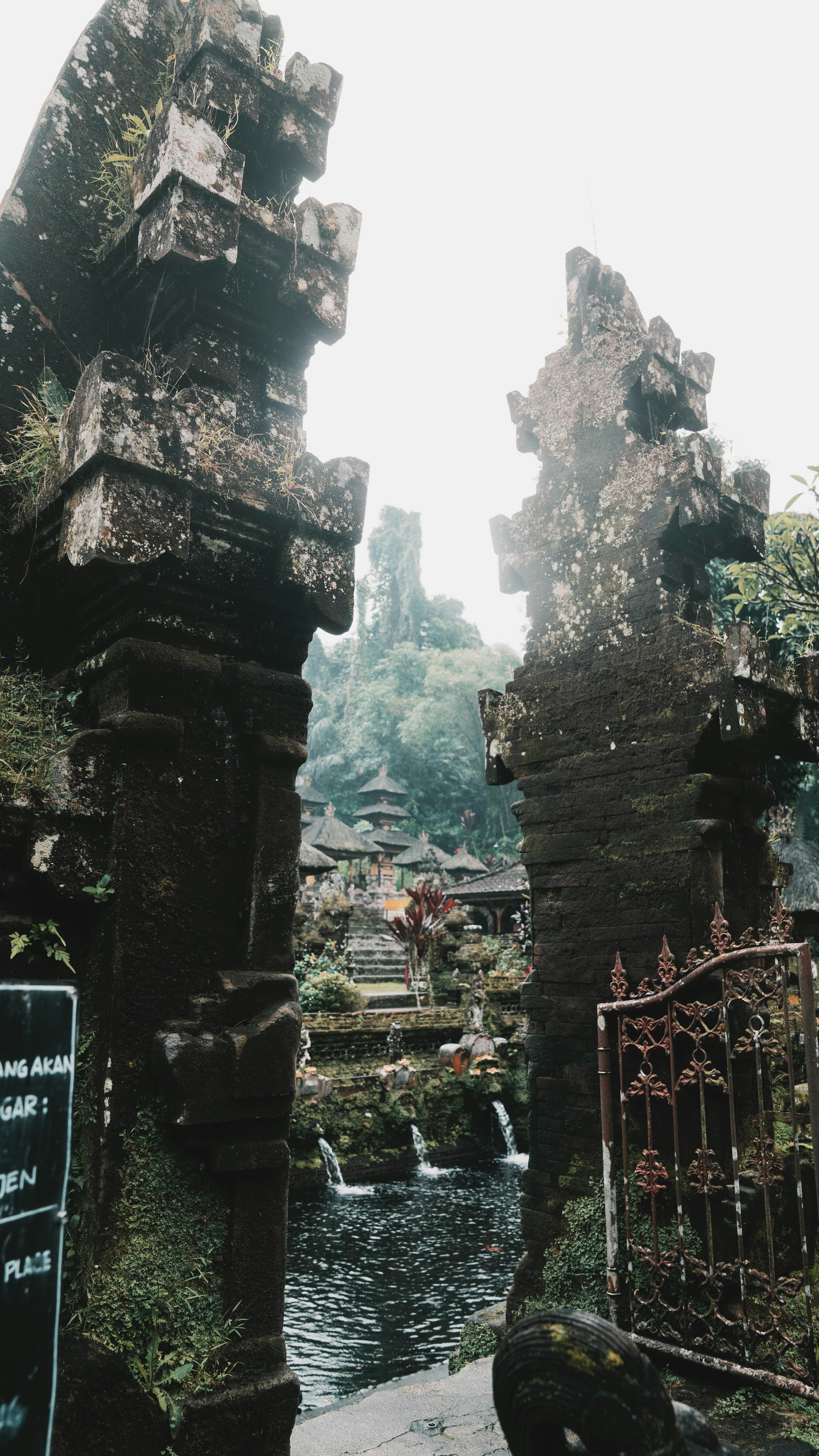 Gerbang pura di tepi air, suasana cultural immersion Bali khas wisata budaya Ubud
