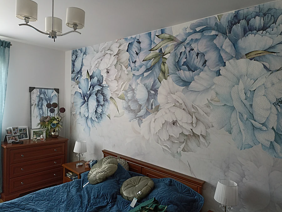 Quarto com papel de parede de flores