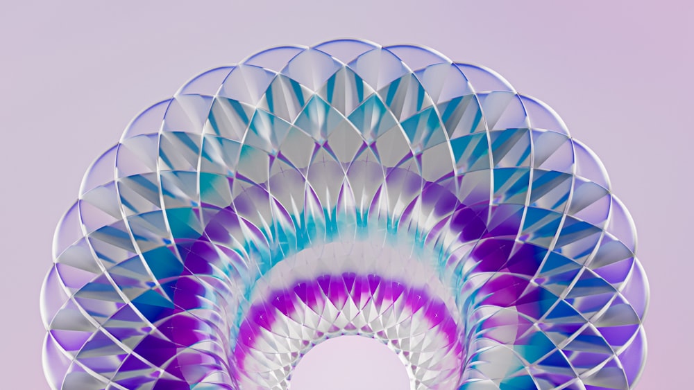 un grand objet circulaire avec un centre violet et bleu