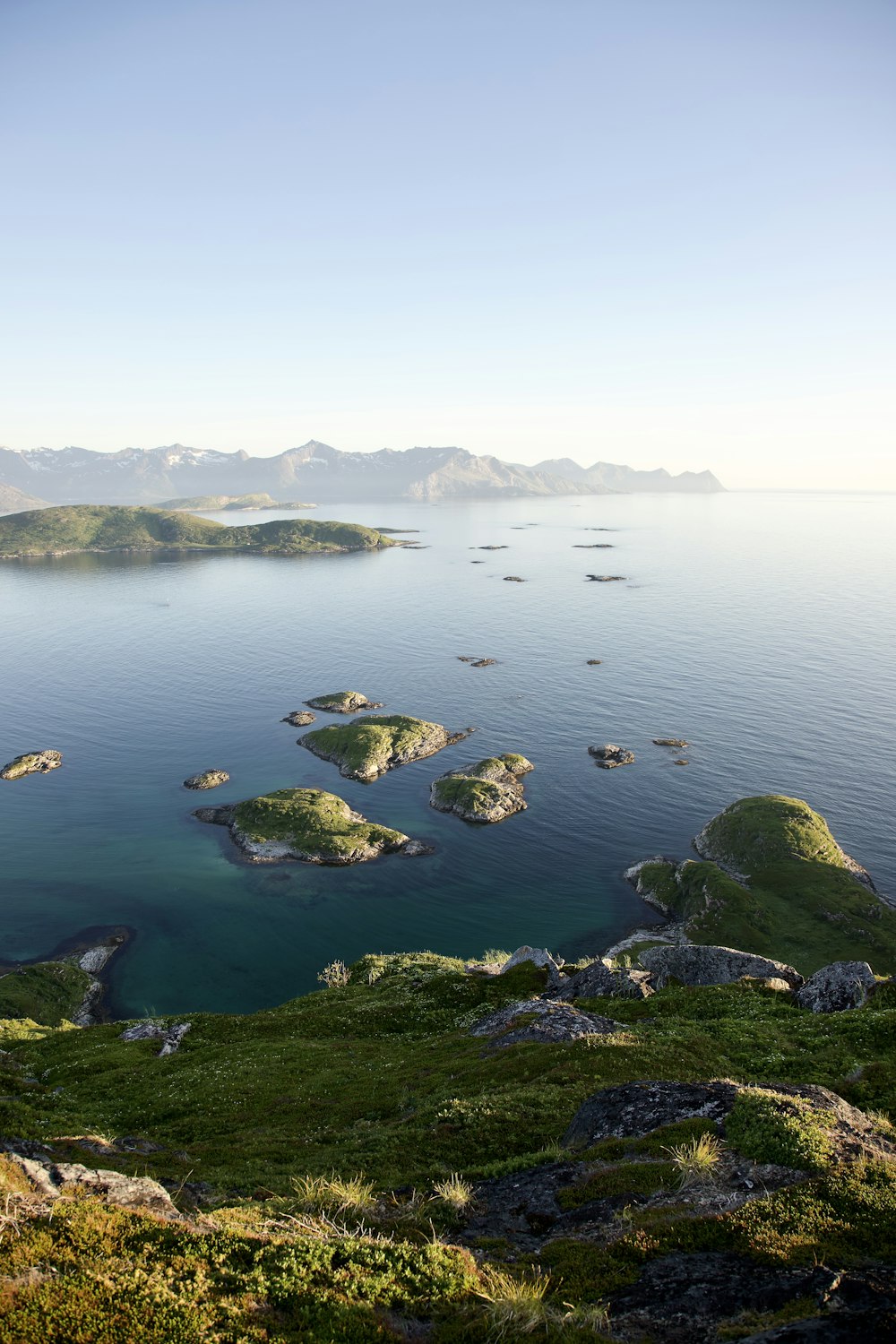 un grand plan d’eau entouré de montagnes