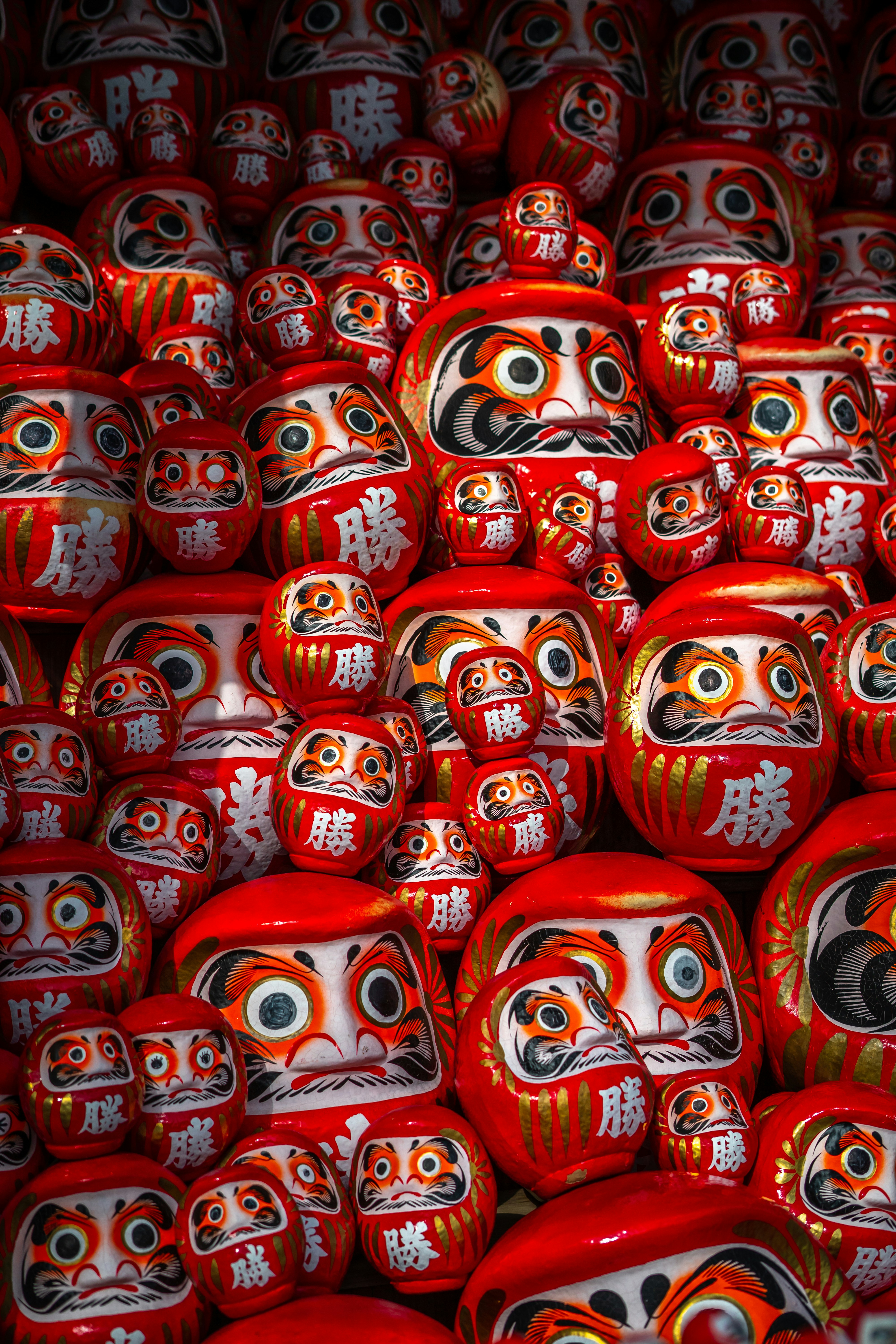 Un montón de cráneos pintados de rojo y blanco