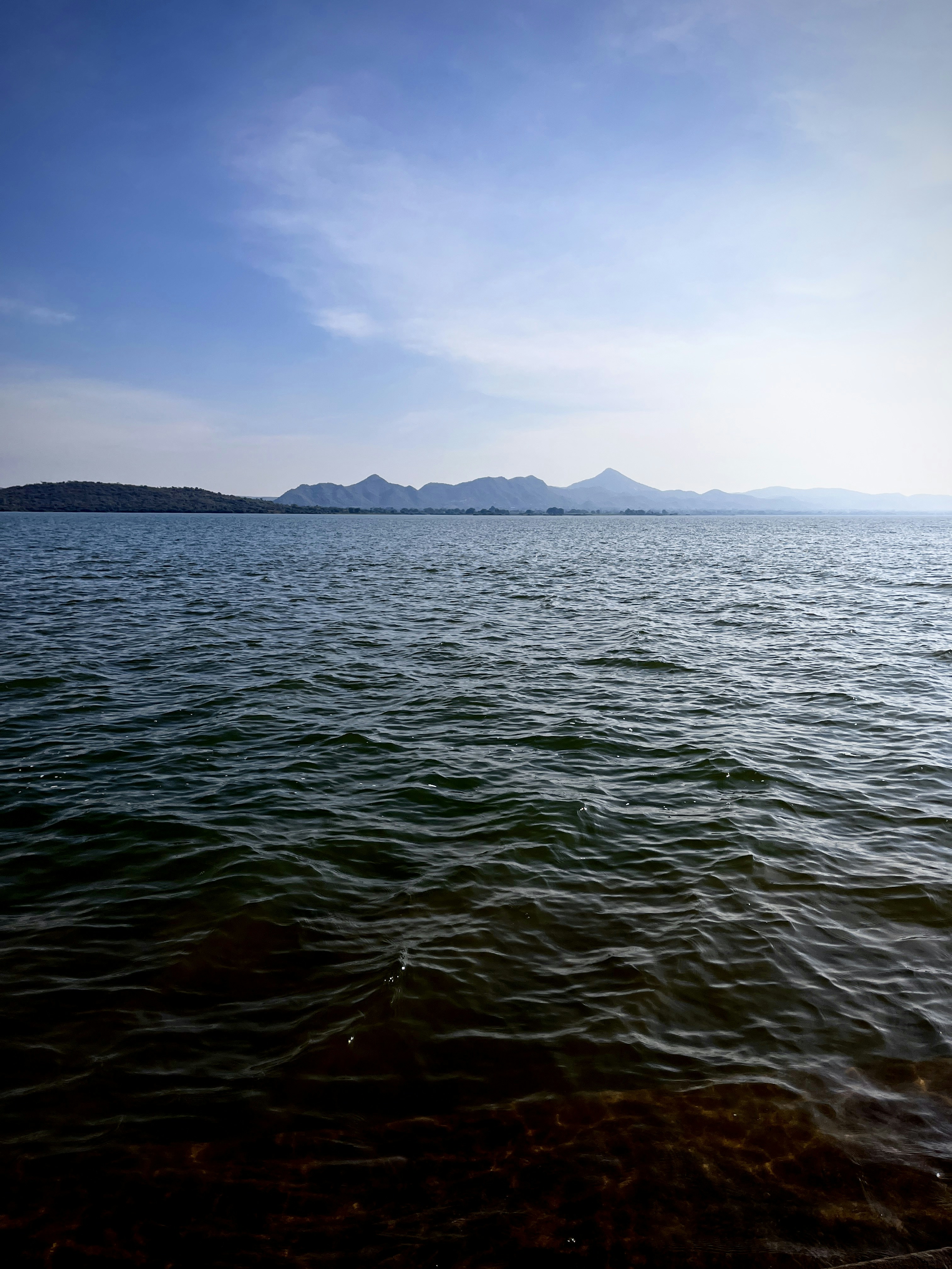 ein Gewässer mit Bergen in der Ferne