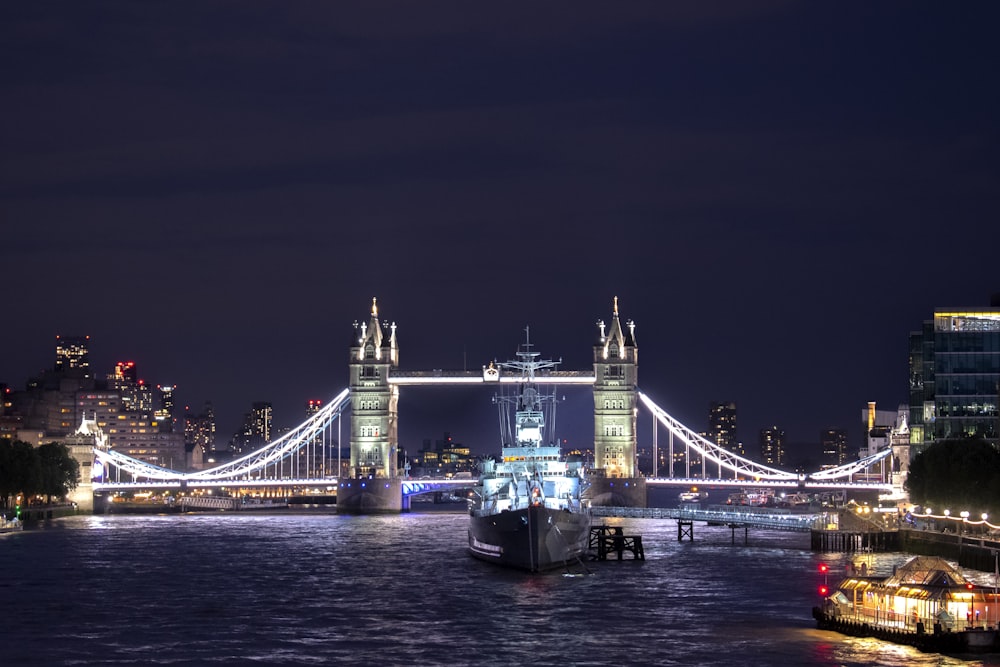 Un bateau dans l’eau devant un pont