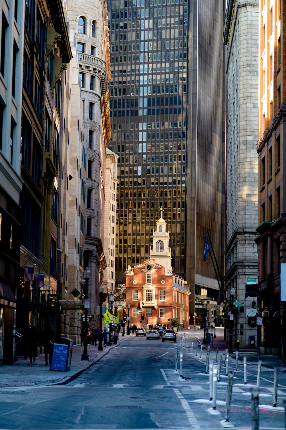 Une rue de la ville avec de grands immeubles et une tour de l’horloge