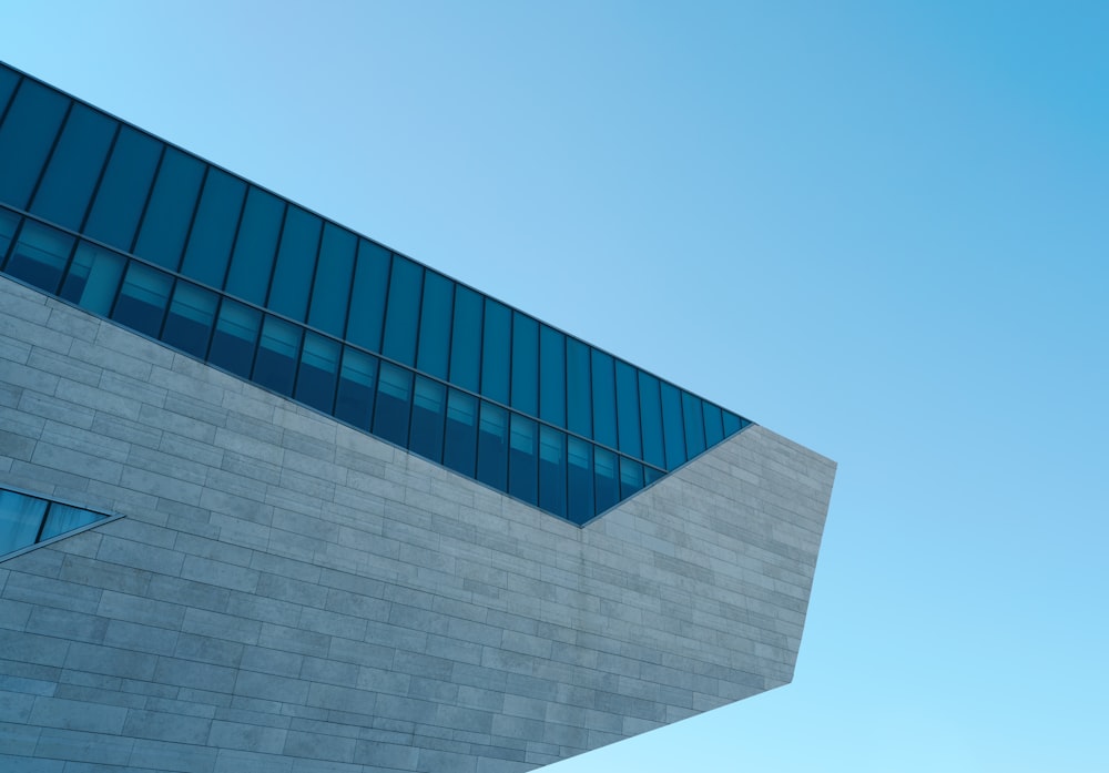 Ein hohes Gebäude mit blauem Himmel im Hintergrund