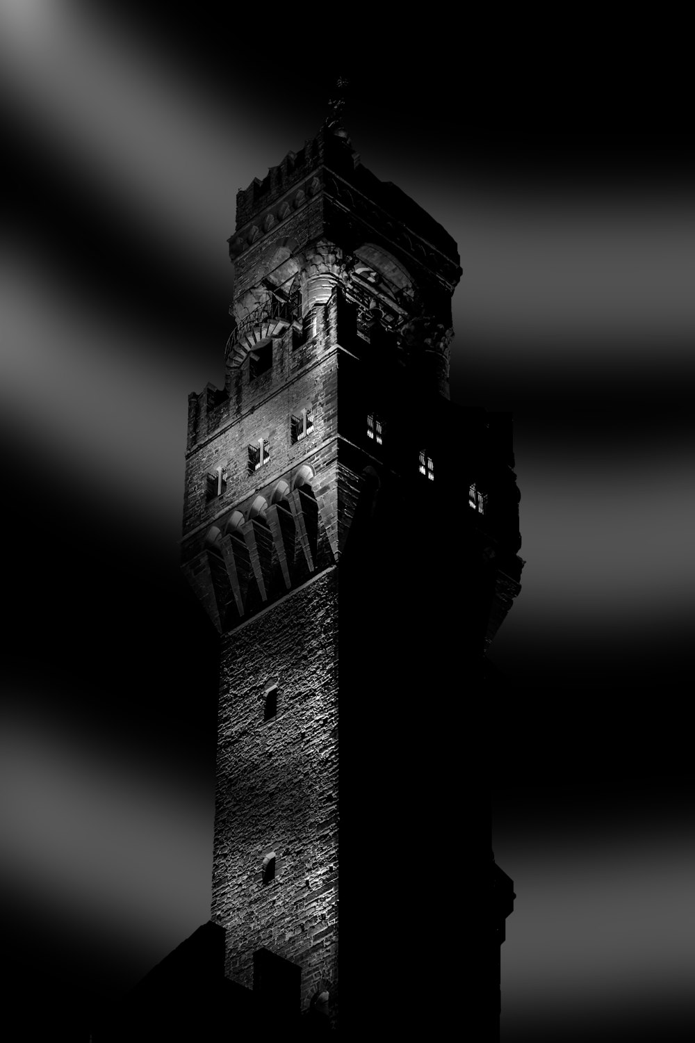 Une photo en noir et blanc d’une tour d’horloge