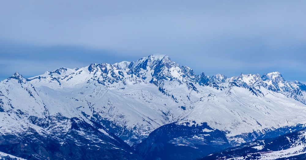 空の背景に雪に覆われた山