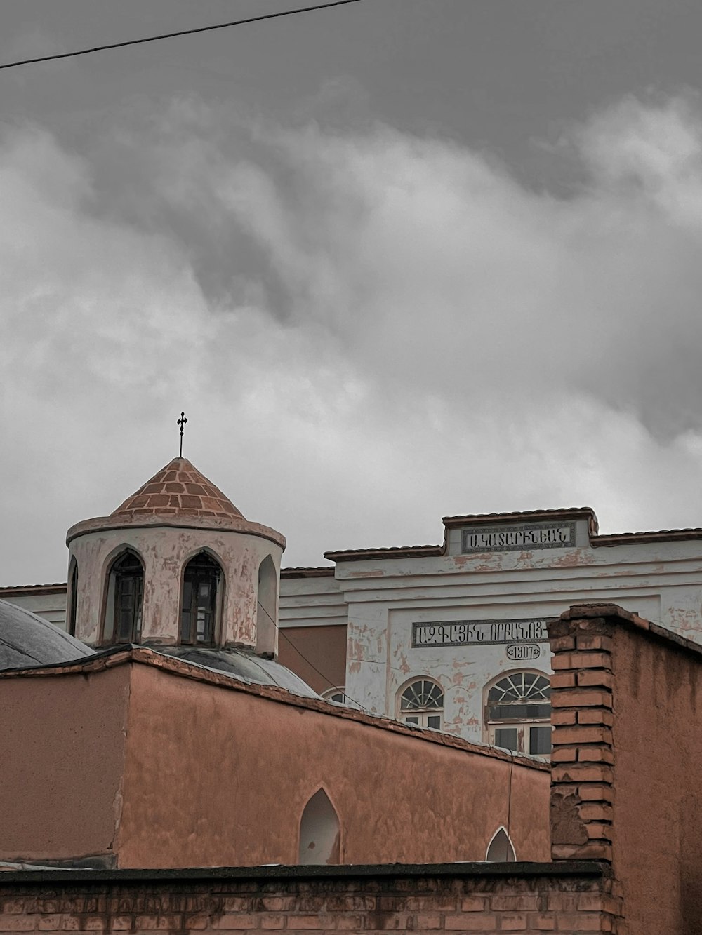 un edificio con una torre dell'orologio in cima