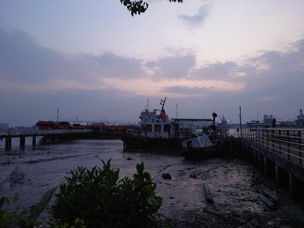 Ein Boot legt an einem Pier mit einem bewölkten Himmel im Hintergrund an