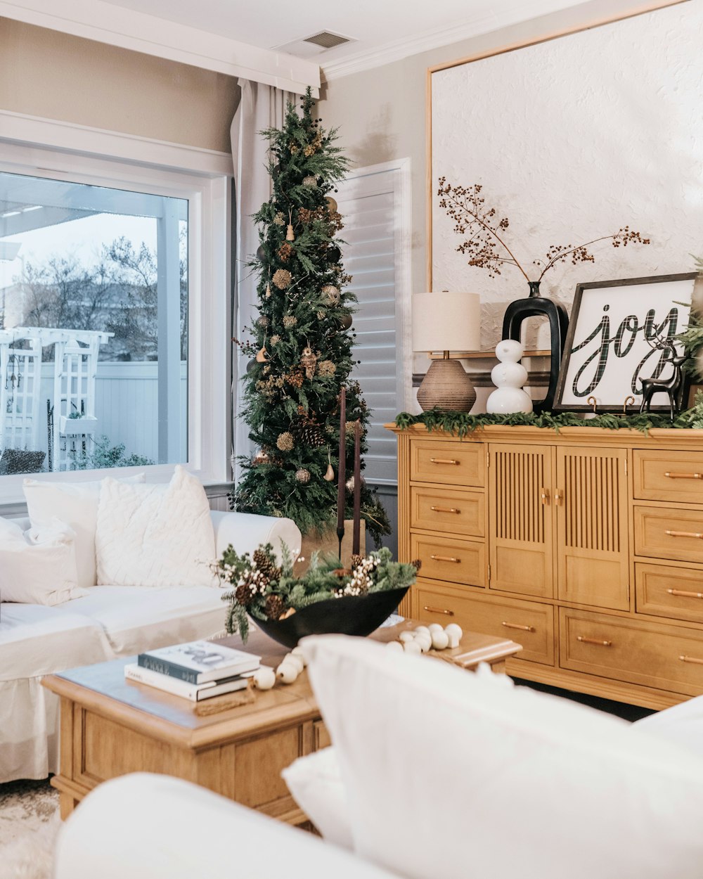 Un soggiorno pieno di mobili e un albero di Natale