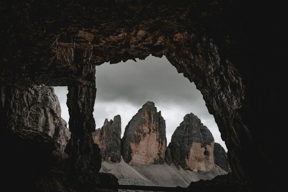 un gruppo di rocce nel mezzo di una grotta