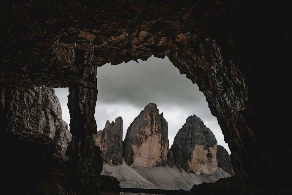 Un grupo de rocas en medio de una cueva