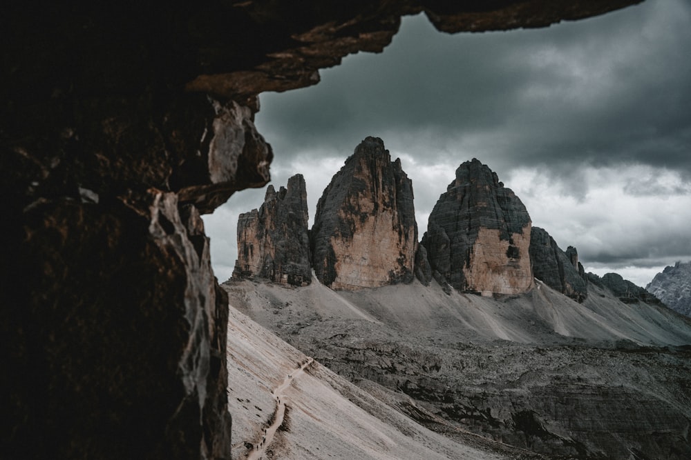 Blick auf eine Bergkette durch ein Fenster