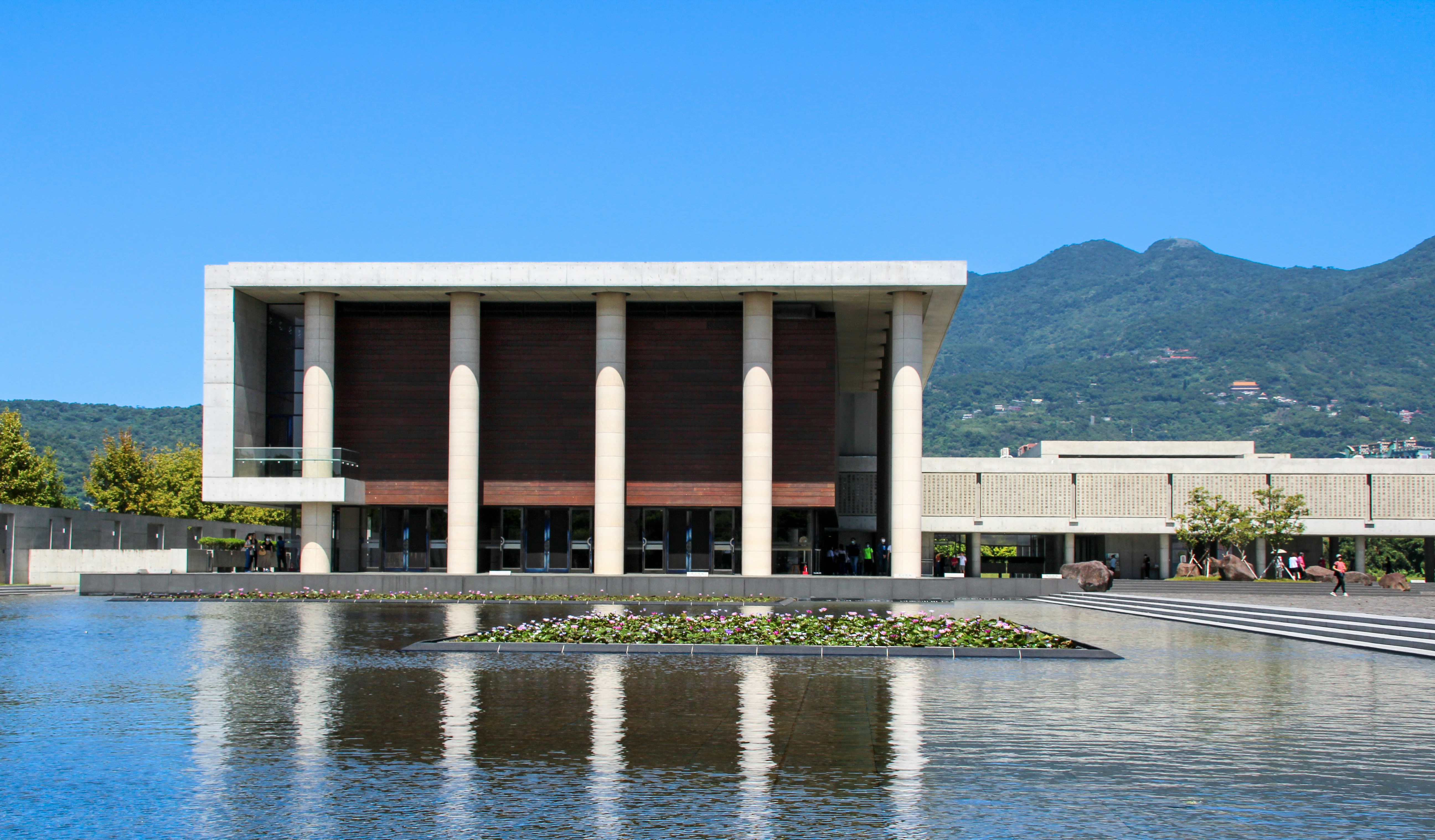 側面に柱がある大きな建物