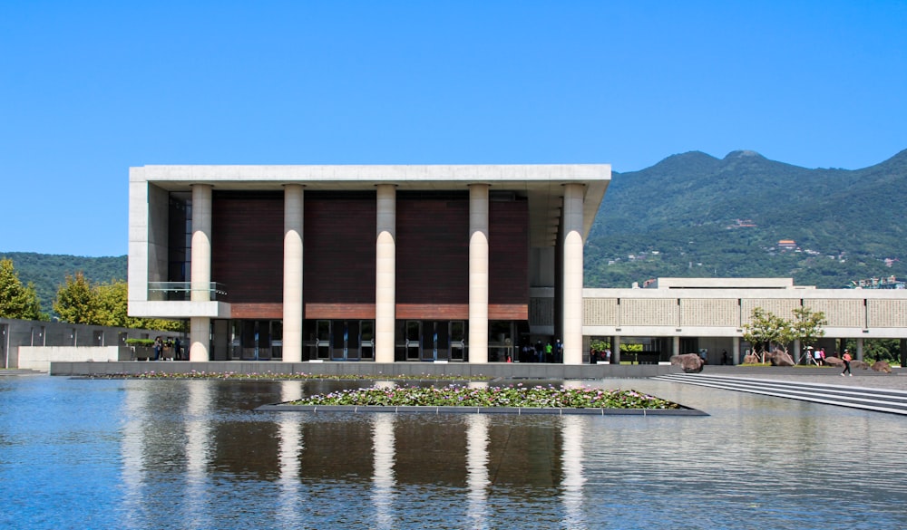 a large building with columns on the side of it