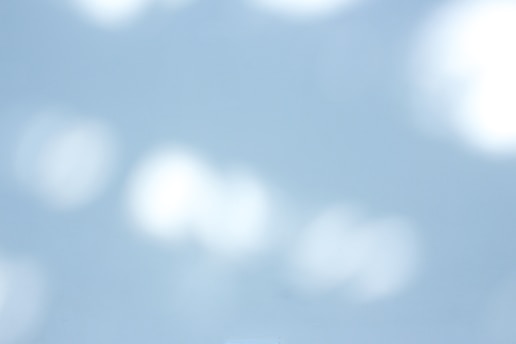 Abstract background with blurred red and blue elements representing SLM Advocacia Empresarial branding.