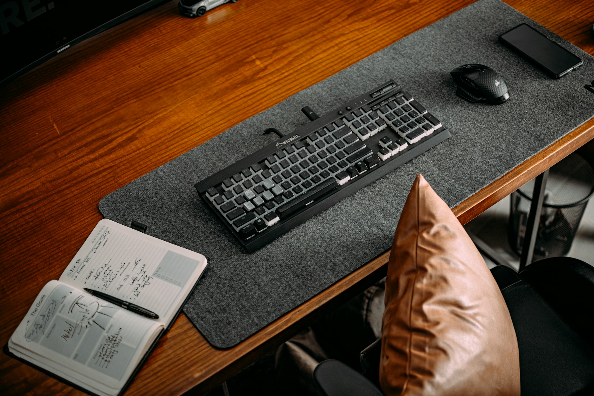 gray computer monitor