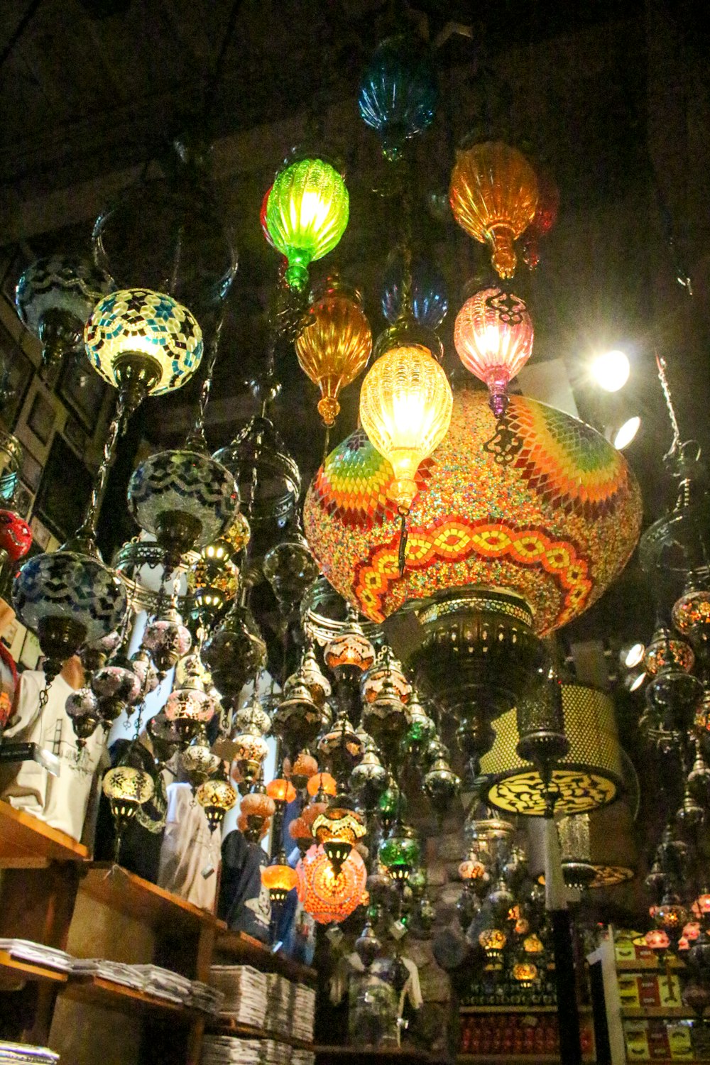 Una tienda llena de muchas luces de colores