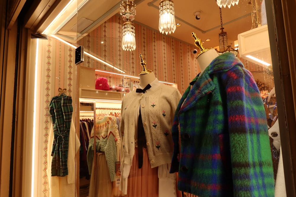 Una exhibición de la tienda con una variedad de ropa en maniquíes